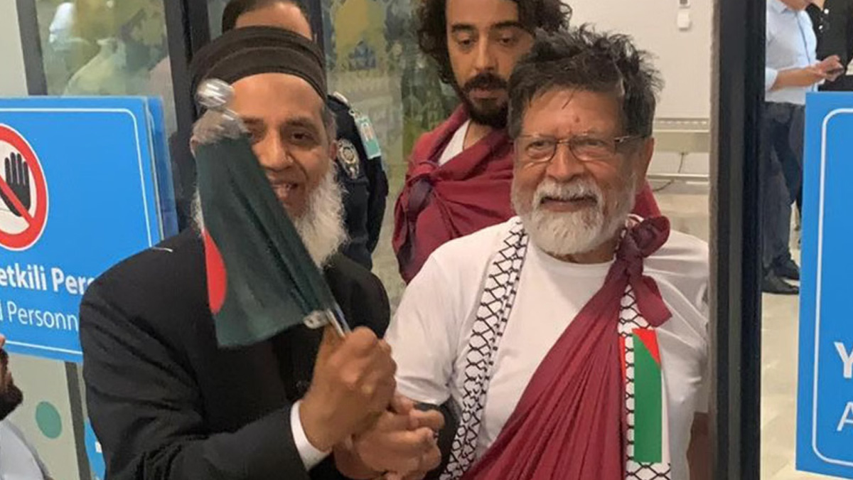 তুরস্কে ইস্তাম্বুল বিমানবন্দরে মুক্তি পাওয়া শহিদুল আলমকে স্বাগত জানাচ্ছেন বাংলাদেশি কর্মকর্তারা